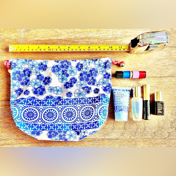 Estée Lauder Bundle! Skincare & Makeup Items w/ Cosmetic Bag🛍️ **BRAND NEW!🎁** - Picture 2 of 7